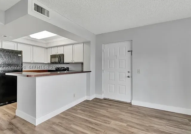Listing Photo 4 - Condo for sale in building located at 714 Executive Ctr Dr, West Palm Beach, FL 33401 - Unit #28