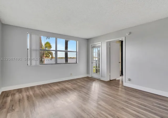 Listing Photo 5 - Condo for sale in building located at 714 Executive Ctr Dr, West Palm Beach, FL 33401 - Unit #28