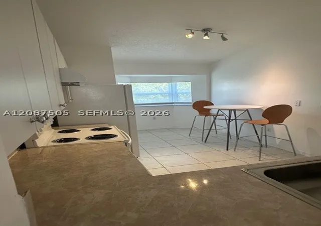 Listing Photo 5 - Condo for sale in building located at 1271 Se 28Th Ct, Miami, FL 33035 - Unit #203