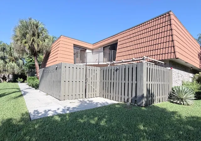 Townhouse for sale at 11006 N Harmony Lake Cir, Davie, FL 33324 | MLS# A12087516