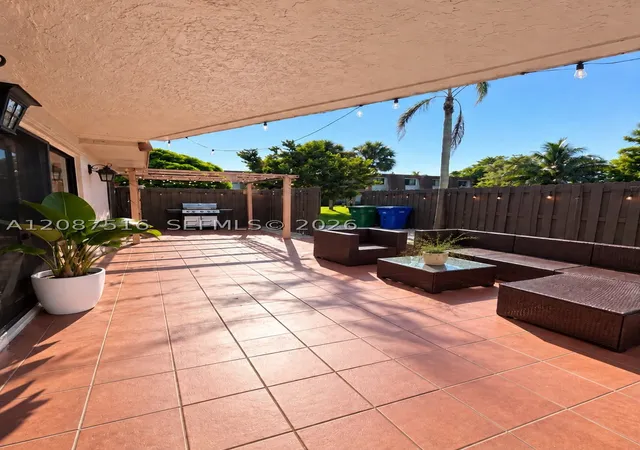 Photo 4 of Townhouse for sale at 11006 N Harmony Lake Cir, Davie, FL 33324 | MLS# A12087516 | Listing updated on 2026-09-14