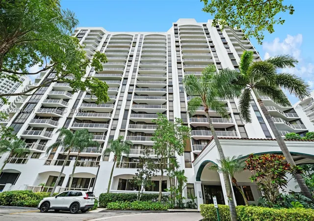 Listing Photo 4 - Condo for sale in building located at 3640 Yacht Clb Dr, Miami, FL 33180 - Unit #1807