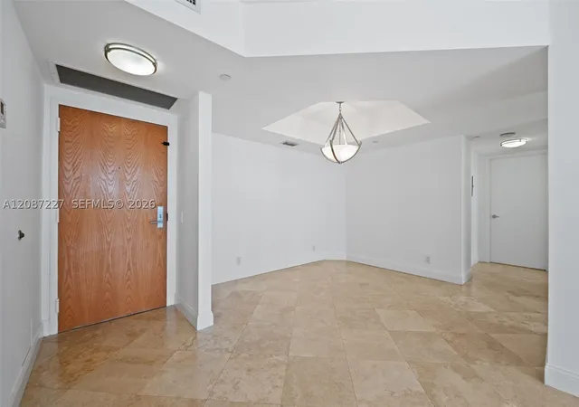 Listing Photo 5 - Condo for sale in building located at 3640 Yacht Clb Dr, Miami, FL 33180 - Unit #1807