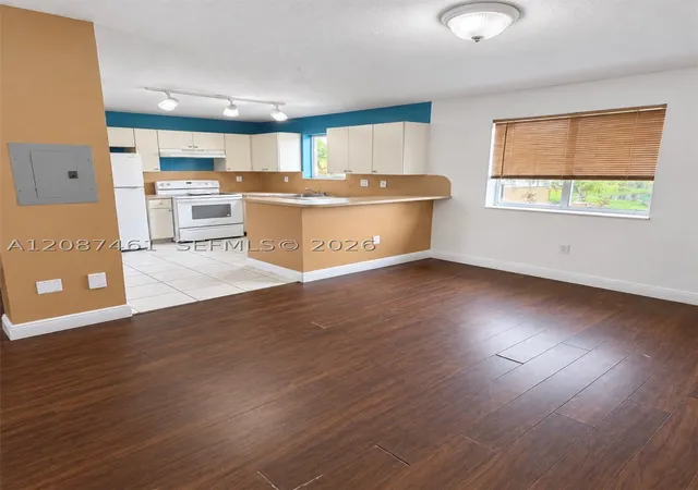 Listing Photo 4 - Condo for sale in building located at 2650 Se 12Th Pl, Miami, FL 33035 - Unit #201