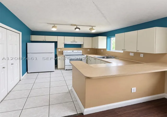 Listing Photo 5 - Condo for sale in building located at 2650 Se 12Th Pl, Miami, FL 33035 - Unit #201