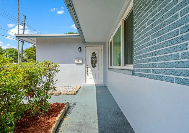 Photo 3 of Single family home for sale at 800 NW 48th Terrace, Plantation, FL 33317 | MLS# A12087887 | Listing updated on 2026-09-12