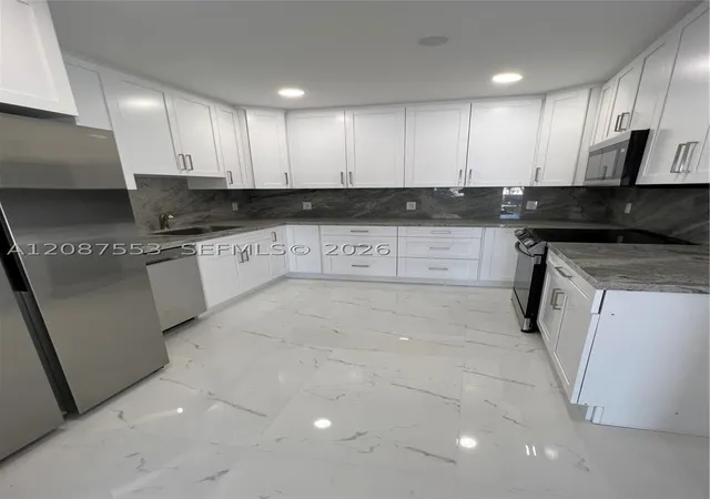 Listing Photo 4 - Condo for sale in building located at 3315 SW 91st Ave, Miami, FL 33165