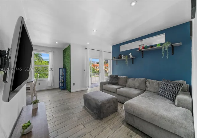 Photo 3 of Condo for sale at 2858 Pine Tree Dr #5, Miami Beach, FL 33140 | MLS# A12087745 | Listing updated on 2026-09-12