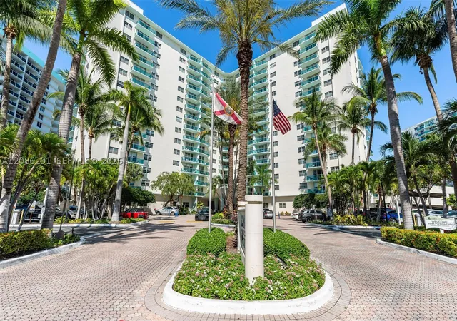 Photo 4 of Condo for sale at 3801 S Ocean Dr #9T, Hollywood, FL 33019 | MLS# A12086291 | Listing updated on 2026-09-13