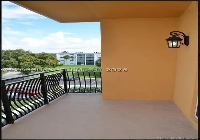Listing Photo 4 - Condo for sale in building located at 555 E Dania Bch Blvd, Dania Beach, FL 33004 - Unit #5