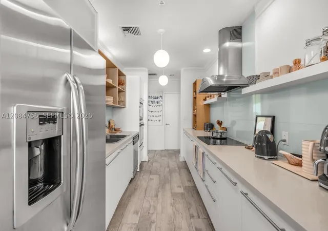 Listing Photo 5 - Condo for sale in building located at 7928 E Dr, Miami, FL 33141 - Unit #604