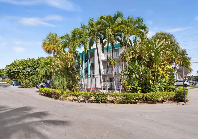 Photo 3 of Condo for sale at 2715 Ne 49th Street #103, Fort Lauderdale, FL 33308 | MLS# A12088342 | Listing updated on 2026-09-14