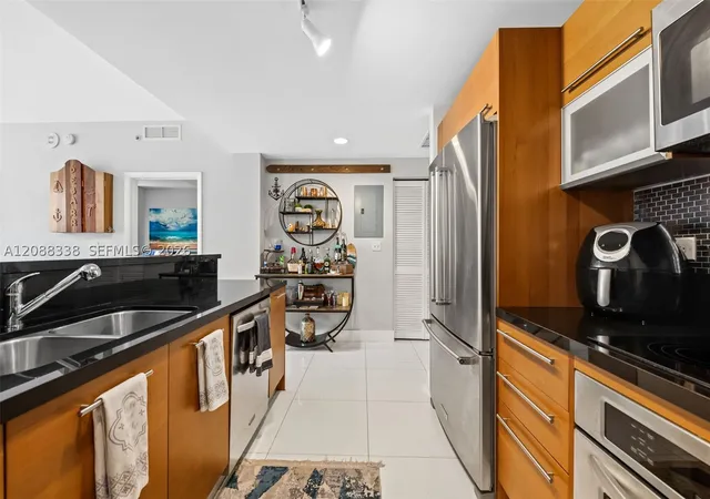 Photo 3 of Condo for sale at 253 Ne 2nd Street #2501, Miami, FL 33132 | MLS# A12088338 | Listing updated on 2026-09-14