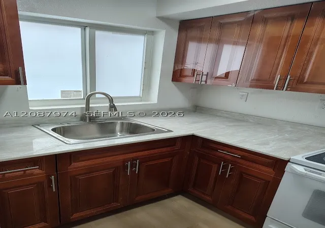 Listing Photo 4 - Condo for sale in building located at 231 NW 83rd St, Miami, FL 33150 - Unit #231