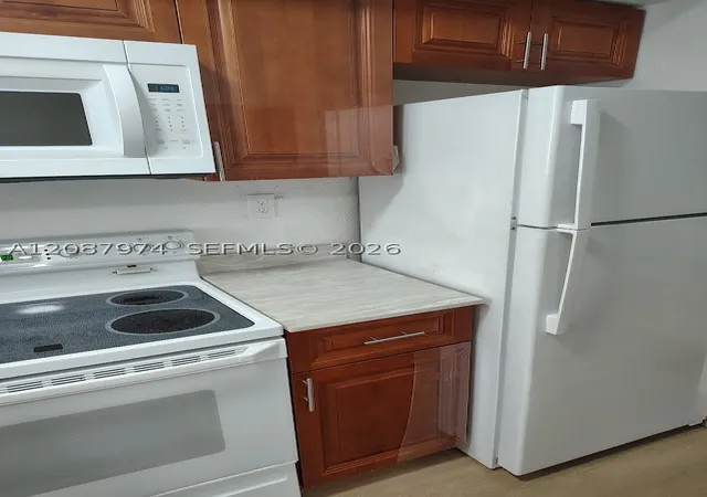 Listing Photo 5 - Condo for sale in building located at 231 NW 83rd St, Miami, FL 33150 - Unit #231