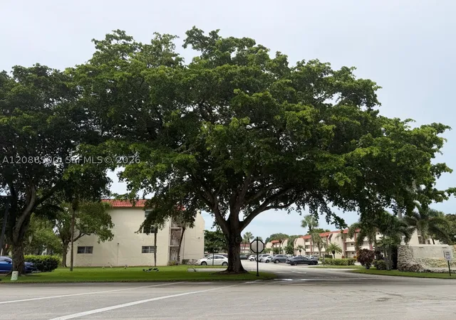 Listing Photo 4 - Condo for sale in building located at 400 S Hollybrook Dr, Pembroke Pines, FL 33025 - Unit #306