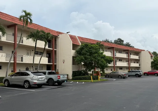 Listing Photo 5 - Condo for sale in building located at 400 S Hollybrook Dr, Pembroke Pines, FL 33025 - Unit #306