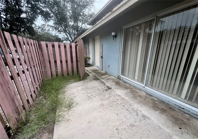 Photo 24 of Townhouse for sale at 910 E Cypress Way, Palm Springs, FL 33406 | MLS# A12088961 | Listing updated on 2026-09-15