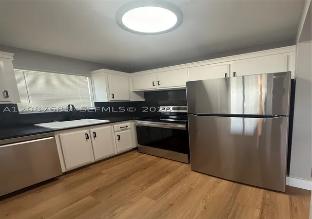 Listing Photo 4 - Condo for sale in building located at 21 Windsor B, West Palm Beach, FL 33417 - Unit #21