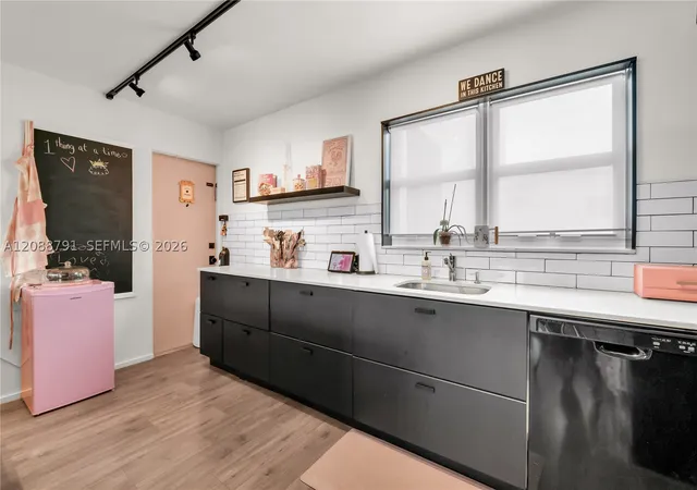 Listing Photo 5 - Condo for sale in building located at 6903 Cypress Rd, Plantation, FL 33317 - Unit #D26