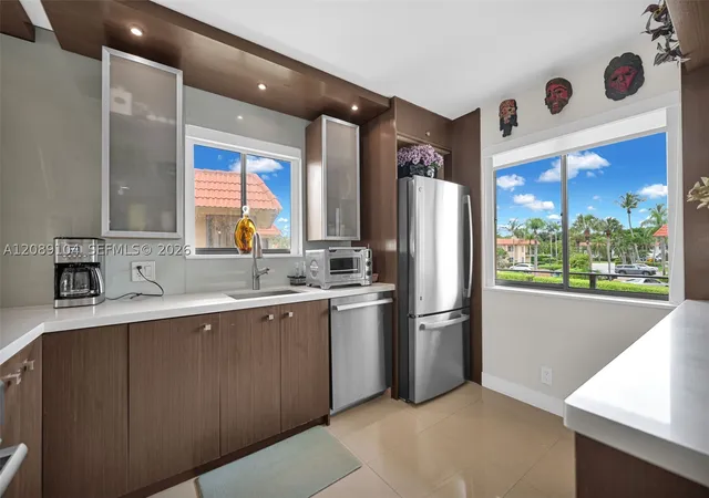 Listing Photo 4 - Condo for sale in building located at 374 Lakeview Dr, Weston, FL 33326 - Unit #204
