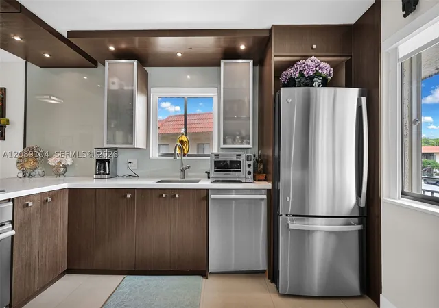 Listing Photo 5 - Condo for sale in building located at 374 Lakeview Dr, Weston, FL 33326 - Unit #204