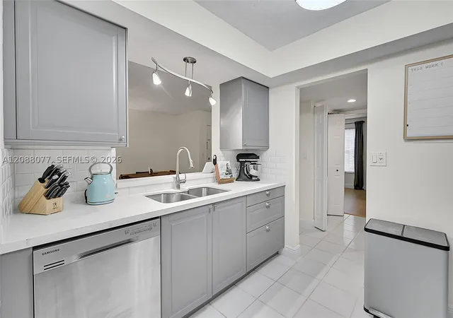 Listing Photo 4 - Condo for sale in building located at 306 Nw 69Th Ave, Plantation, FL 33317 - Unit #162