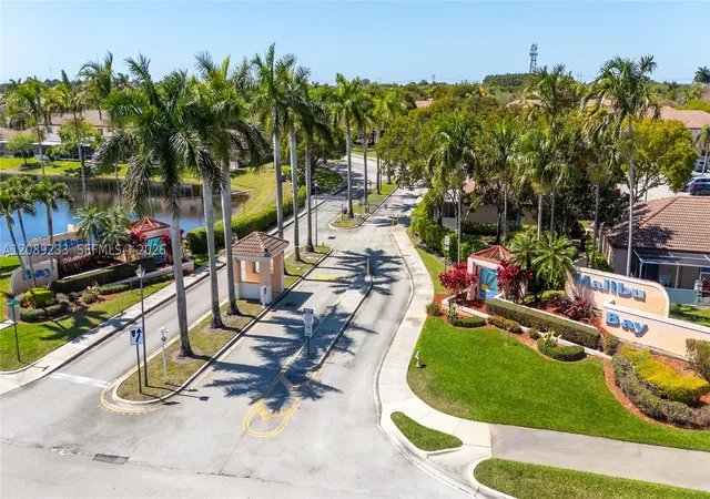 Photo 3 of Townhouse for sale at 816 Nw 208th Way, Pembroke Pines, FL 33029 | MLS# A12089233 | Listing updated on 2026-09-17