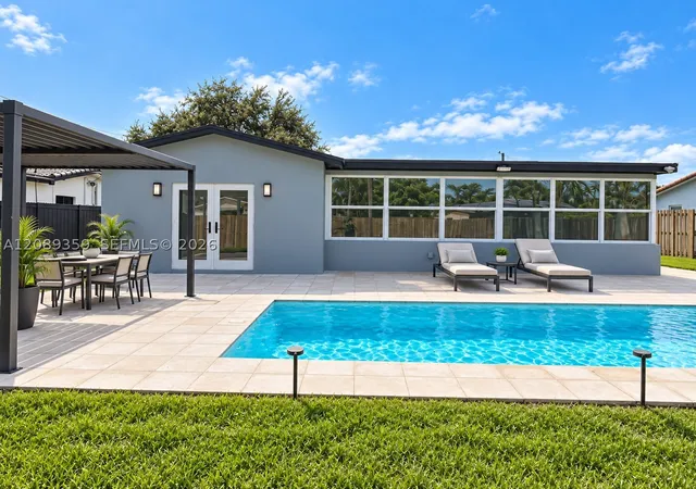 Photo 2 of Single family home for sale at 401 S Highland Dr, Hollywood, FL 33021 | MLS# A12089359 | Listing updated on 2026-10-05