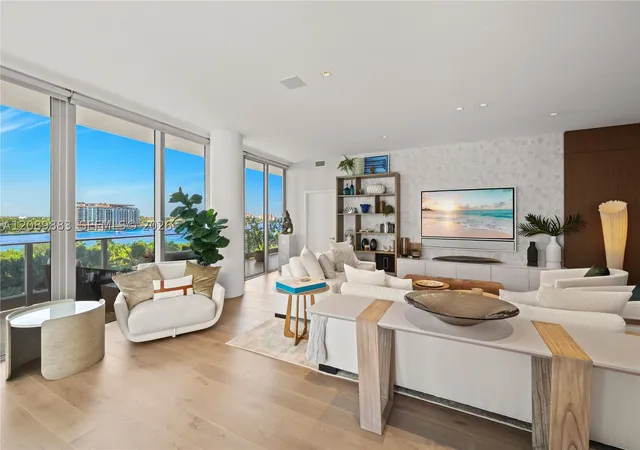 Listing Photo 4 - Condo for sale in building located at 801 S Pointe Dr, Miami, FL 33139 - Unit #PH 2