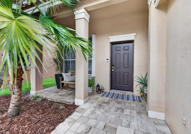 Photo 3 of Single family home for sale at 820 Falling Water Rd, Weston, FL 33326 | MLS# A12089949 | Listing updated on 2026-10-07