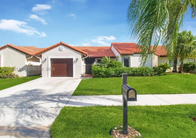 Photo 1 of Single family home for sale at 17 Columbia Ct, Deerfield Beach, FL 33442 | MLS# A12090114 | Listing updated on 2026-09-27
