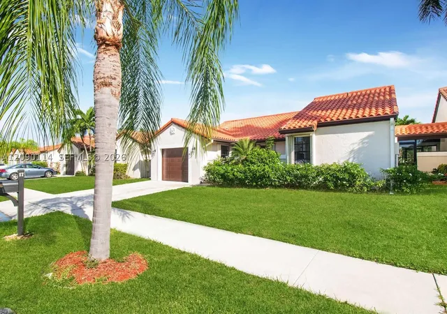 Photo 2 of Single family home for sale at 17 Columbia Ct, Deerfield Beach, FL 33442 | MLS# A12090114 | Listing updated on 2026-09-27