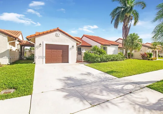 Photo 3 of Single family home for sale at 17 Columbia Ct, Deerfield Beach, FL 33442 | MLS# A12090114 | Listing updated on 2026-09-27