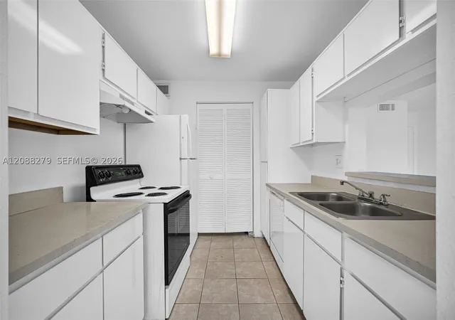 Listing Photo 4 - Condo for sale in building located at 4021 NW 87th Ave, Sunrise, FL 33351 - Unit #4021