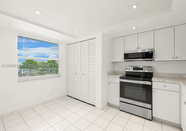 Listing Photo 4 - Condo for sale in building located at 7684 Nw 18Th St, Margate, FL 33063 - Unit #404