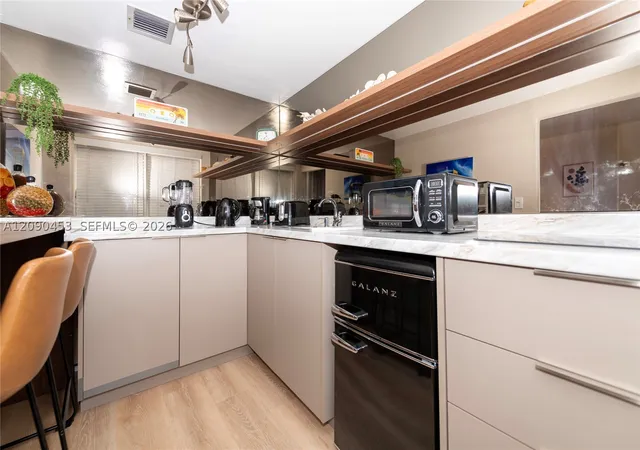 Listing Photo 5 - Condo for sale in building located at 918 Ocean Dr, Miami, FL 33139 - Unit #206