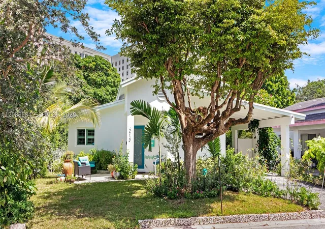 Photo 2 of Single family home for sale at 213 Florida Ave, Coral Gables, FL 33133 | MLS# A12089564 | Listing updated on 2026-09-21