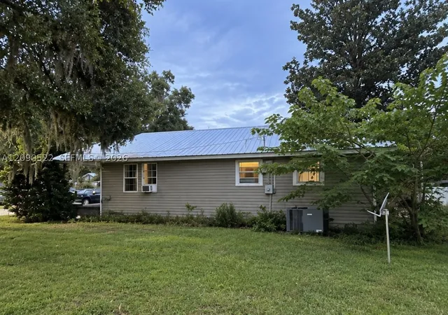 Photo 2 of Single family home for sale at 1051 Lake Dr, Lake City, FL 32055 | MLS# A12090522 | Listing updated on 2026-09-17