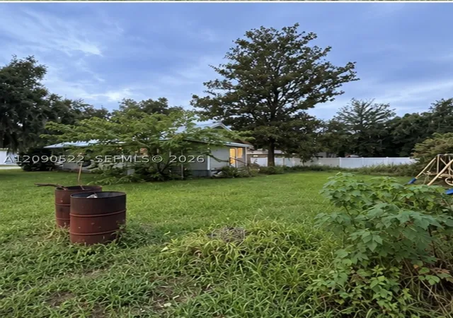 Photo 3 of Single family home for sale at 1051 Lake Dr, Lake City, FL 32055 | MLS# A12090522 | Listing updated on 2026-09-17