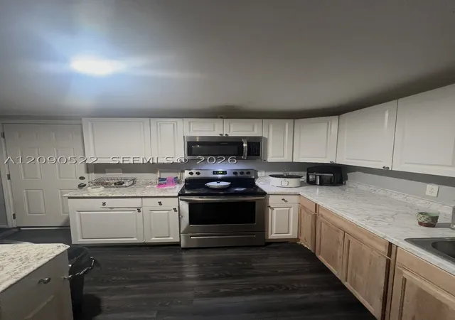 Photo 4 of Single family home for sale at 1051 Lake Dr, Lake City, FL 32055 | MLS# A12090522 | Listing updated on 2026-09-17