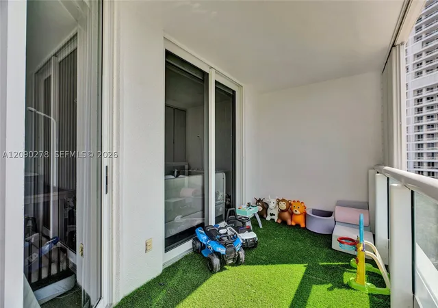 Photo 3 of Condo for sale at 21055 Yacht Clb Dr #901, Aventura, FL 33180 | MLS# A12090278 | Listing updated on 2026-09-17