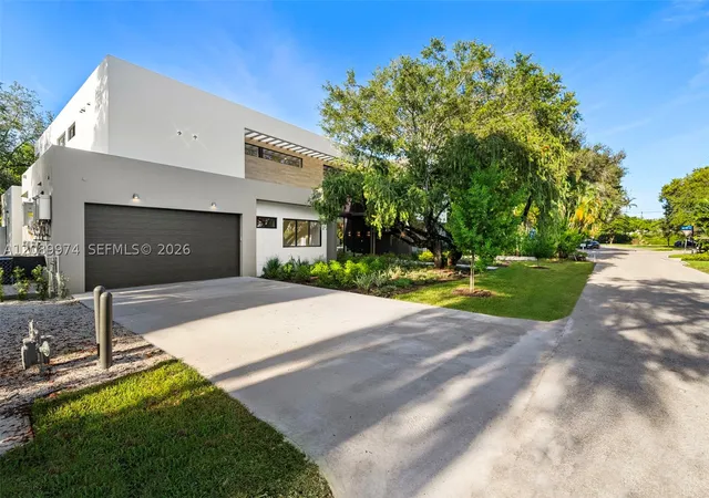 Photo 3 of Mansion for sale at 5921 Sw 84th Street, South Miami, FL 33143 | MLS# A12089974 | Listing updated on 2026-09-17