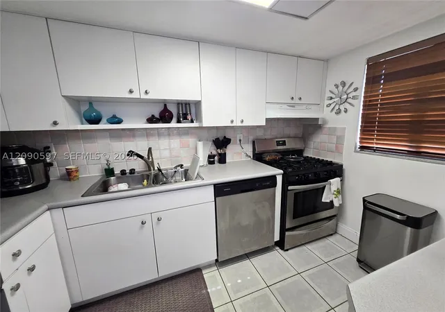 Photo 4 of Townhouse for sale at 6702 Southwest 113 Ct, Miami, FL 33173 | MLS# A12090597 | Listing updated on 2026-09-17