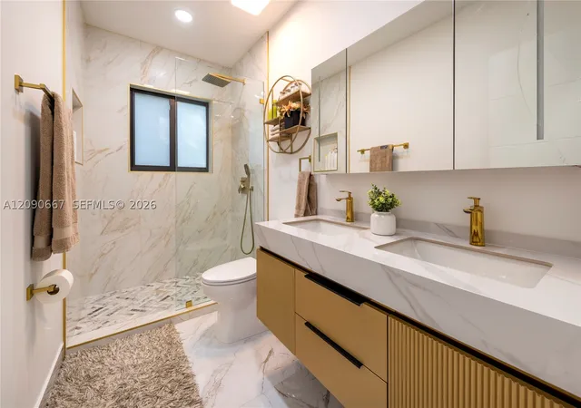 Photo 3 of Single family home for sale at 20 N Hibiscus Ct, Plantation, FL 33317 | MLS# A12090667 | Listing updated on 2026-09-17
