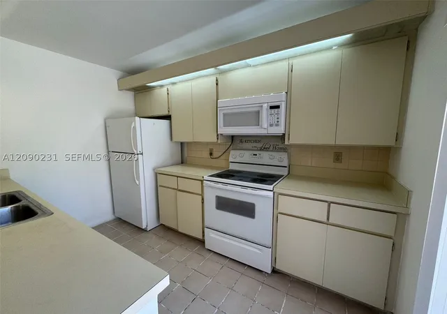 Listing Photo 5 - Condo for sale in building located at 719 Mill Vly Pl, West Palm Beach, FL 33409 - Unit #719