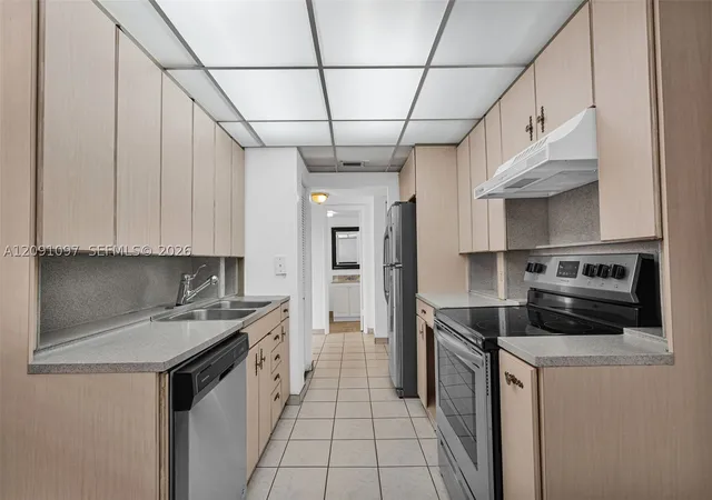 Photo 3 of Sale Pending at 430 Commodore Dr #304, Plantation, FL 33325 | MLS# A12091097 | Listing updated on 2026-10-05