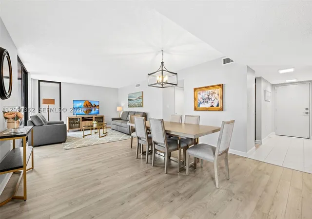 Listing Photo 4 - Condo for sale in building located at 1401 S Ocean Blvd, Fort Lauderdale, FL 33432 - Unit #407