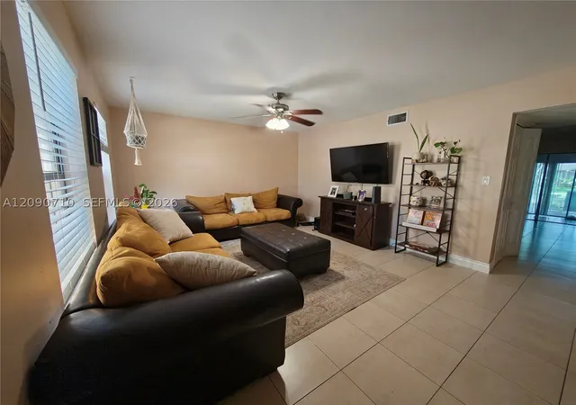 Photo 3 of Townhouse for sale at 40 Pleasant Hl Ln #40, Tamarac, FL 33319 | MLS# A12090710 | Listing updated on 2026-09-20