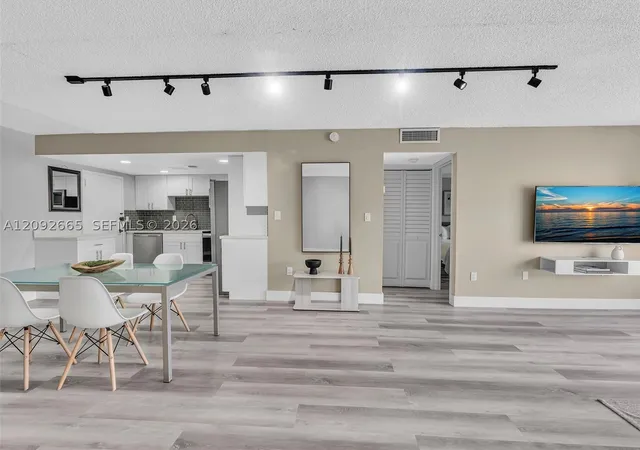 Listing Photo 5 - Condo for sale in building located at 200 178Th Dr, Sunny Isles Beach, FL 33160 - Unit #510